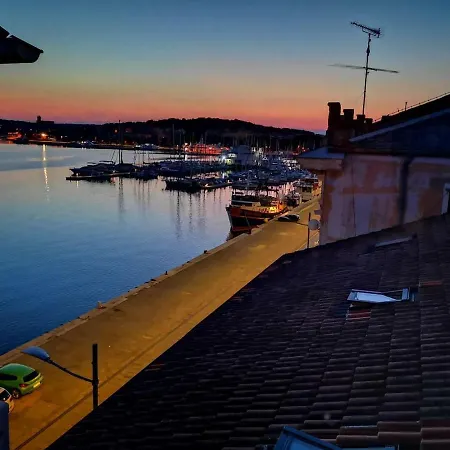 Apartment Sea View In The Center Of Pula